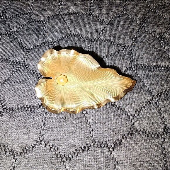 Gold Leaf-Shaped Brooch - Picture 3 of 5